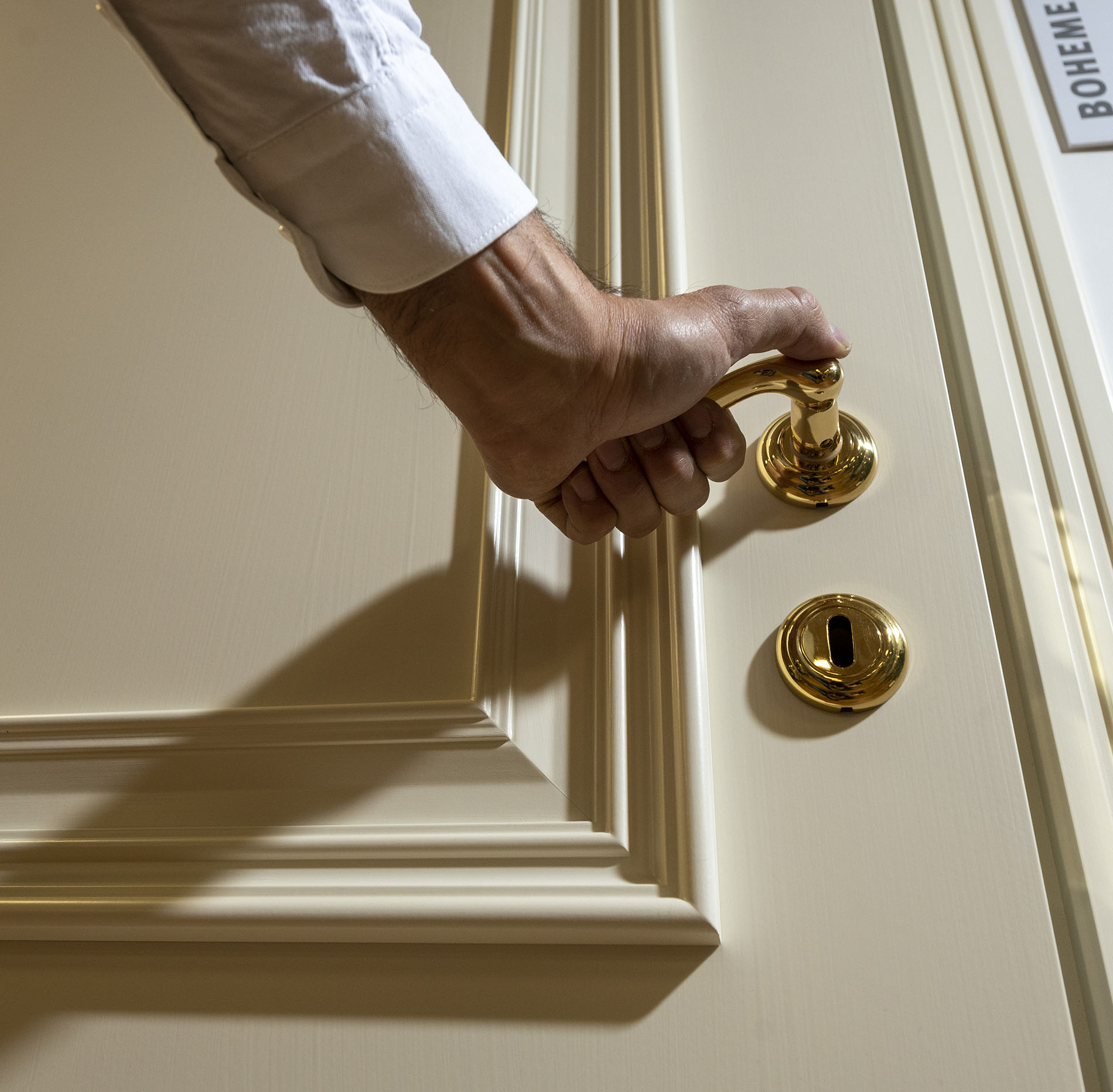 Porte in legno: design e funzionalità per interni ed esterni - Paganoni Legnami Spa